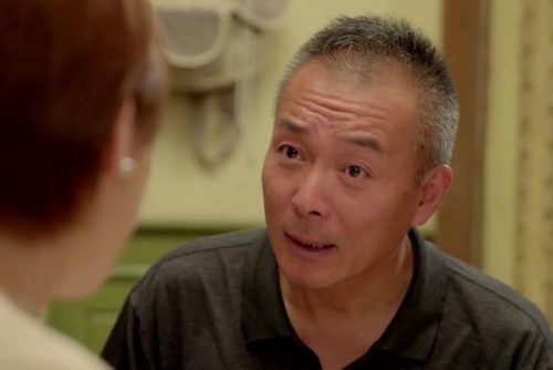 2 năm sau ly hôn, bố chồng cũ xuất hiện khóc lóc cầu xin tôi giúp một việc