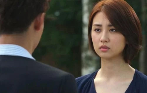 Chồng cũ tha thiết tặng căn hộ 3 tỷ xin hàn gắn, anh vội đỏ mặt quay đi khi tôi đưa thứ này