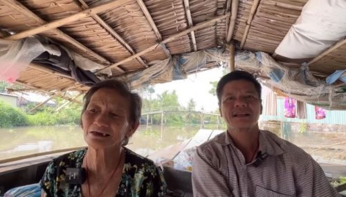 Trai tân cưới người đàn bà goá 65 tuổi mặc ngăn cản của cha mẹ, được lòng 3 con riêng của vợ