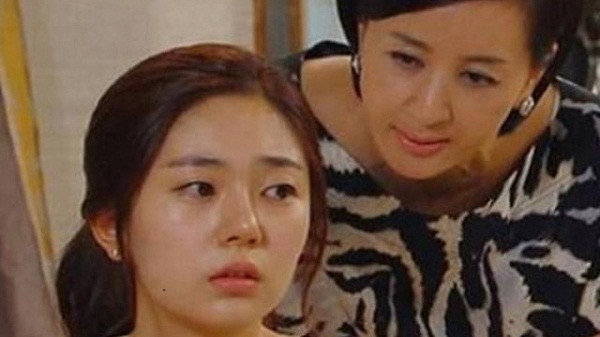 Cực nhọc tăng ca trả nợ giúp em trai, về nhà nhìn cảnh này tôi uất hận đưa luôn vợ con ra ở riêng