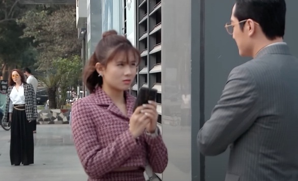 Chồng tái mặt mỗi lần chạm mặt người đàn bà bí ẩn cùng con gái và sự thật cay đắng phía sau