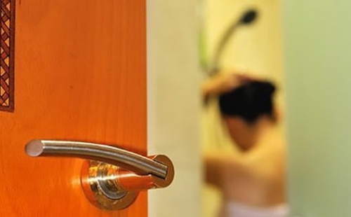 Đang tắm mẹ chồng đập cửa ầm ầm, nàng dâu bực mình cằn nhằn rồi cúi mặt vì ngượng