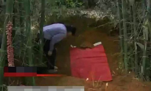 Tới thăm mộ chồng và gọi tên, vợ nghe thấy tiếng đáp lại, bàng hoàng khi bật nắp quan tài