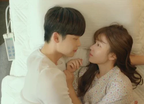 Điều tra vụ thiếu nữ trong 1 ngày 2 lần dại dột với 2 người đàn ông - Hình 1 Công an huyện Sóc Sơn, Hà Nội đang điều tra, xử lý vụ việc 1 thiếu nữ chưa đủ 15 t.uổi, trong 1 ngày đã 2 lần quan hệ t.ình d.ục với 2 người đàn ông. Thông tin ban đầu cho thấy, khoảng tháng 1-2023, cháu A (sinh năm 2008 nhưng chưa tròn 15 t.uổi tính theo tháng; quê quán Hải Dương), quen M.V.T (SN 2001, trú ở quận Nam Từ Liêm, Hà Nội), qua mạng xã hội. Chỉ là những câu chuyện vu vơ, song giữa cháu A. và M.V.T đã nảy sinh tình cảm. Rạng sáng 7-4-2023, T. gọi điện cho L.V.D (SN 1988, quê quán Hà Nam), là lái xe taxi, đến đón T. và cháu A. từ phường Cổ Nhuế, quận Bắc Từ Liêm để đi sang huyện Sóc Sơn; điểm đến là 1 nhà nghỉ ở xã Mai Đình. Tại đây, cháu A. và T. đã quan hệ t.ình d.ục. Sáng cùng ngày, sau khi trả phòng, T. và A, lại được D. chở taxi sang địa phận xã Quang Tiến, huyện Sóc Sơn, uống nước. Quá trình này, tài xế D. gạ gẫm cháu A. cho anh ta quan hệ t.ình d.ục, và hứa sẽ cho cháu A. 500.000 đồng. Cháu A. đồng ý, và tài xế D. đã thuê nhà nghỉ ngay trên địa bàn xã Quang Tiến, đưa cháu A. đến, quan hệ t.ình d.ục. Xong xuôi, D. cùng cháu A. ra quán nước gần đó thì bị cơ quan Công an mời về trụ sở làm việc. Công an huyện Sóc Sơn đang củng cố hồ sơ để xử lý các đối tượng theo quy định pháp luật.