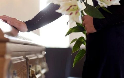 Vợ bệnh nặng qua đời sớm, chồng phân loại di vật, phát hiện sự thật ngỡ ngàng trong điện thoại