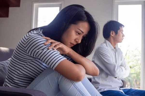 Lá đơn ly hôn của vợ trẻ và sự thật cay đắng sau một năm chồng đi du học ở nước ngoài