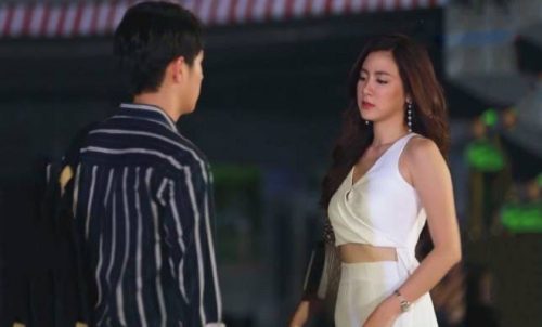 Chồng cũ đi vắng, tôi đưa con về thăm bà nội, thấy lọ nước hoa trên bàn mà lặng người