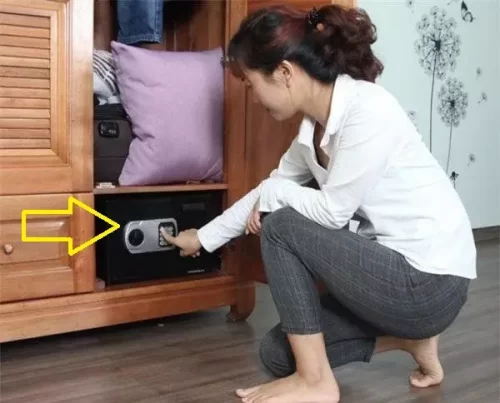 Vắt óc nghĩ cách trộm tiền mua xe tặng bồ nhưng két sắt vừa mở, tôi ôm mặt hối hận