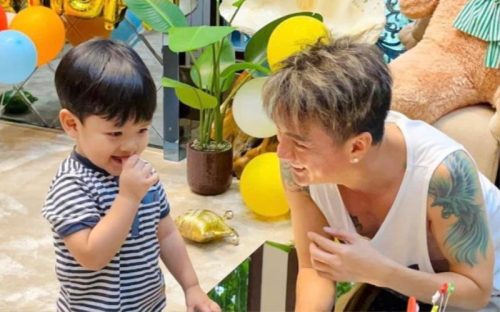 Đàm Vĩnh Hưng đi diễn xa nhà, quý tử Polo nói một câu khiến dân tình 'tan chảy'