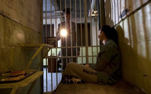 Những chiêu trò không tưởng chỉ có ở trong tù: Giải quyết nhu cầu bằng hoa quả