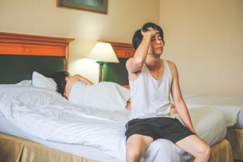 Bỏ vợ già lấy vợ trẻ, đêm tân hôn tôi nhìn 1 hành động của vợ tôi biết mình đã bị lừa