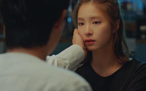 Lấy vội anh hàng xóm để hoàn thành tâm nguyện của bố mẹ, đêm tân hôn anh khiến tôi sững sờ