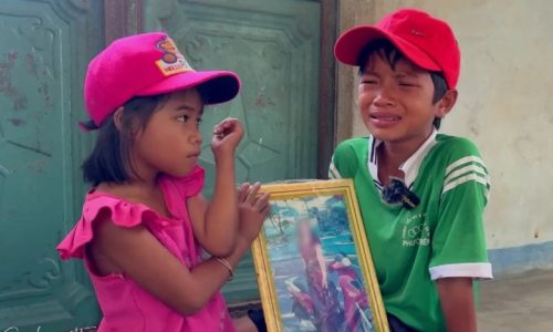 Bất ngờ cuộc sống mới của hai đứa trẻ mồ côi cha mẹ ở Ninh Thuận được chú hàng xóm nhận nuôi