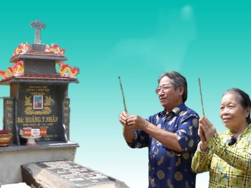 Cặp vợ chồng tự lập mộ thờ mình trong chính vườn nhà dù vẫn còn sống