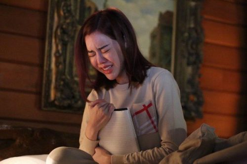 Núp sau cánh cửa, tôi giật mình khi nghe lời vợ nói trước bàn thờ bố chồng mới mất