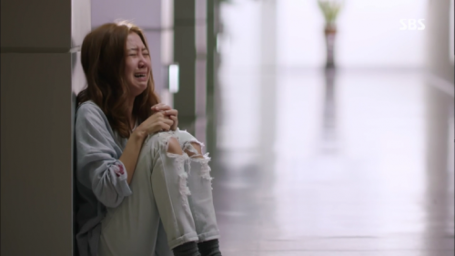 Mẹ chồng quỳ xin con dâu ký vào đơn ly hôn, gặp lại bà ở quầy thuốc tôi bàng hoàng nhận ra sự thật