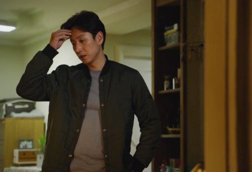 Vợ lấy thừa một bộ bát đũa, ăn xong tôi dọn mâm, mở cửa nhà bếp ra thì chết lặng