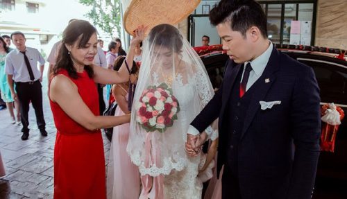 Ngày cưới biết mẹ chồng trao 3 cây vàng giả tôi vẫn ôm bà khóc, giữ bí mật suốt 5 năm nay