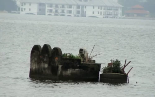 Bí ẩn rợn người về những ngôi mộ cổ thoắt ẩn thoắt hiện giữa lòng hồ Tây