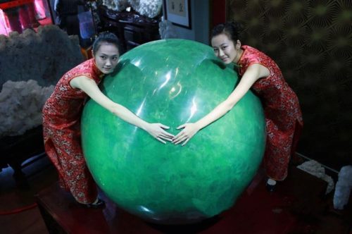 Người đàn ông đào được viên ngọc nặng 6 tấn chuyên gia định giá 8.600 tỷ nhưng không bán