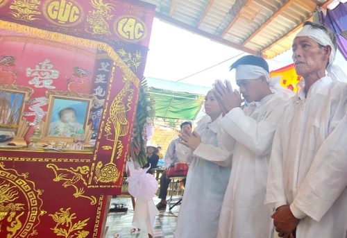 Bé 4 tuổi vặn tay ga xe máy, 3 người tử vong: Tang thương nơi xóm biển