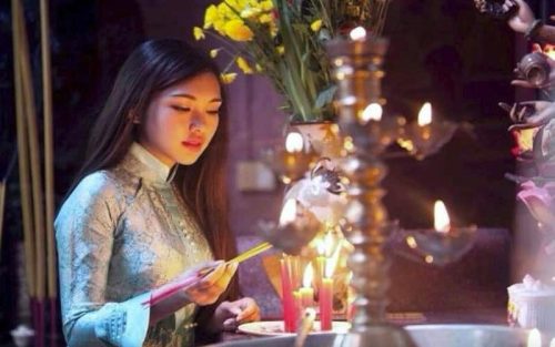 Về quê giỗ bố, nhìn lên bàn thờ mà vợ chồng tôi uất nghẹn