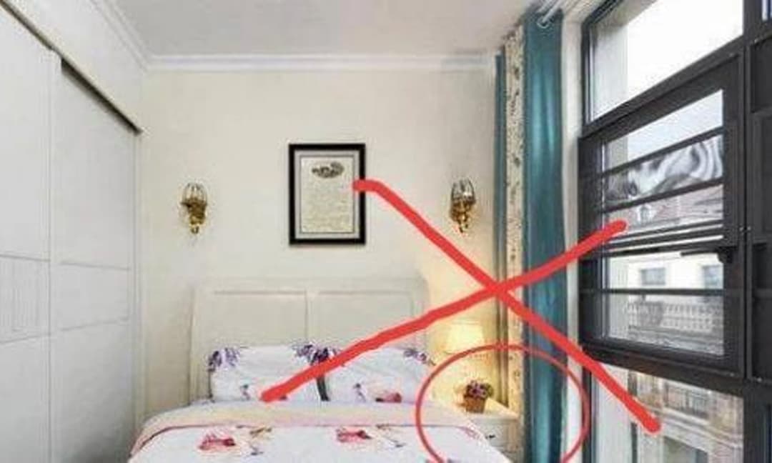 những đồ vật không nên đặt trên giường ngủ