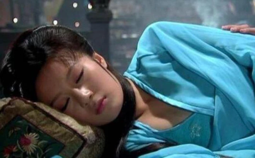 Nằm ngủ chân không được để hướng Tây, đầu không quay về hướng Đông