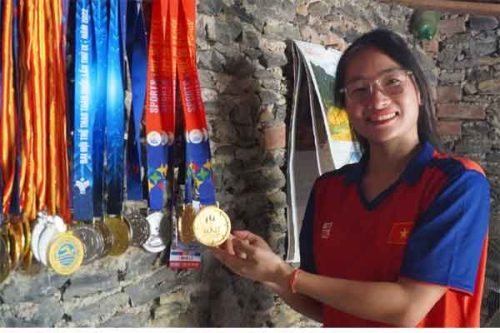 Cao Thị Duyên mang HCV về quê, báo tin bất ngờ trong căn nhà xây bằng đá vụn