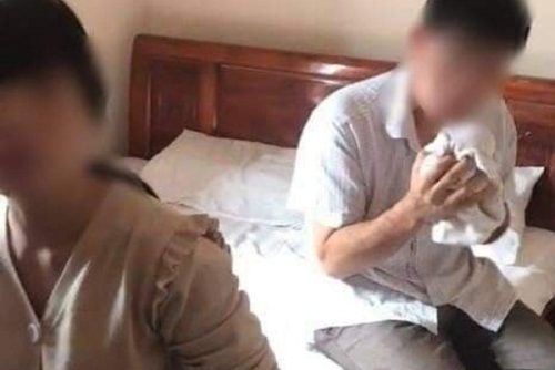 Nữ phó chánh văn phòng sở ở chung phòng nhà nghỉ với chồng người khác