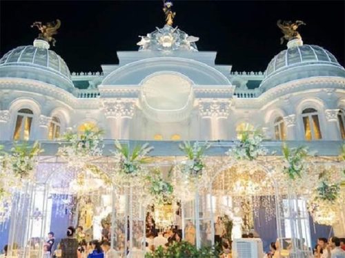 Choáng với biệt thự đồ sộ 100 tỷ của đại gia Thanh Hóa nổi tiếng trên báo nước ngoài, nội thất dát vàng sáng loáng