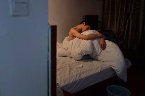 Bán thân cho bà chủ U60 để được giảm tiền thuê nhà, chàng trai nhận cái kết bi kịch