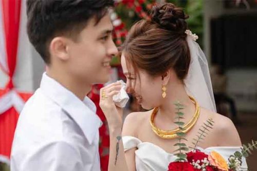 Đám cưới đặc biệt của cặp đôi trái ngược nhau