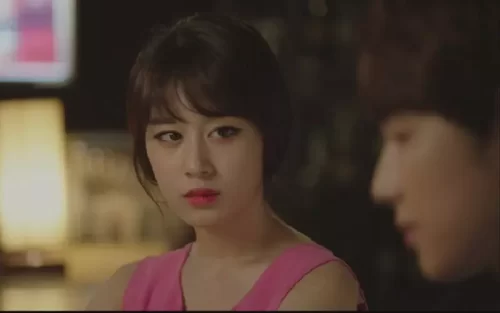 Nửa đêm thấy chồng lẻn vào phòng chị dâu một lúc lâu không ra, tôi tò mò nhìn vào thì rơi nước mắt