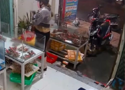 Chị gái vào hàng hải sản tiện tay bắt 2 con kẹp vào áo và cái kết đắng