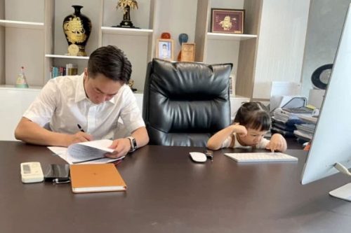 Làm bố 3 con, Cường Đô la giờ bận rộn đến mức phải đưa ái nữ đến công ty