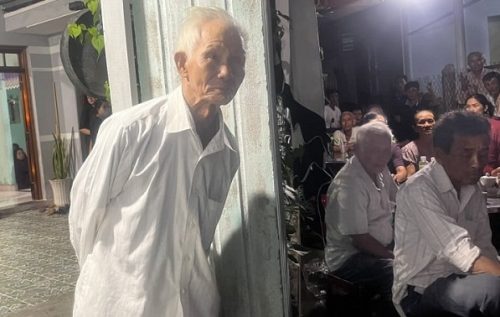 Vợ chồng chết trong vụ sạt lở ở Đà Lạt: Cha già đứng trong mưa đợi thi thể các con