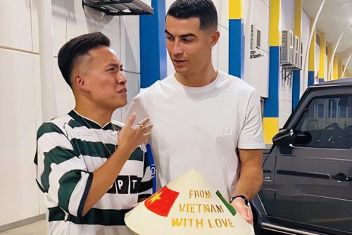 YouTuber Việt tặng quà tận tay Ronaldo, tiết lộ điều bất ngờ về CR7 sau 20 năm hâm mộ