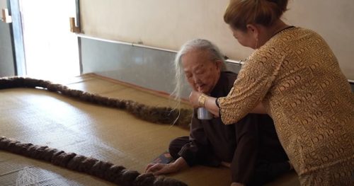 Người phụ nữ Bến Tre có mái tóc dài 6.2m “độc nhất vô nhị”, từ nhỏ không ăn cơm