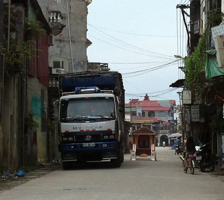 Kỳ lạ 'ngôi miếu' giữa đường vào ngôi làng giàu nhất Việt Nam mà không ai dám dời