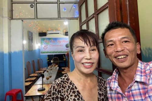 Cô dâu Thu Sao gây chú ý khi lộ diện nhan sắc thật qua livestream cạnh chồng trẻ, dân mạng bàn tán xôn xao