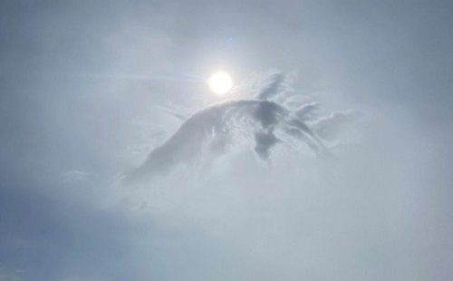 Núi Bà Đen tiếp tục gây bão vì hiện tượng mây Cá chép hóa rồng