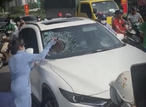 Hà Nội: Bắt quả tang chồng chở bồ trong ô tô, vợ mượn mũ bảo hiểm đập vỡ kính xe rồi chui hẳn vào trong đánh ghen
