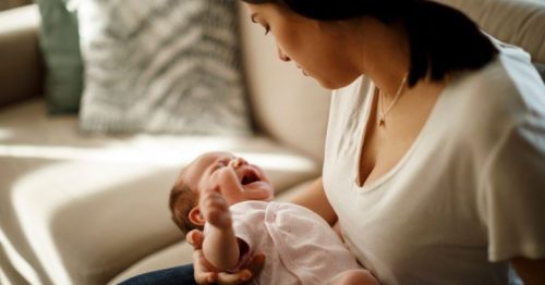 Sang thăm tôi đẻ, bạn thân lỡ miệng nhận xét về em bé khiến tôi biết mình đã bị cướp chồng