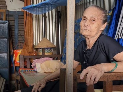 Người phụ nữ Cần Thơ suốt 60 năm sống chung với ngôi mộ lạ, ngày nào cũng thắp nhang