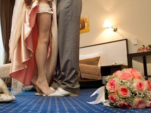 Những sự cố cười ra nước mắt đêm tân hôn của vợ chồng trẻ