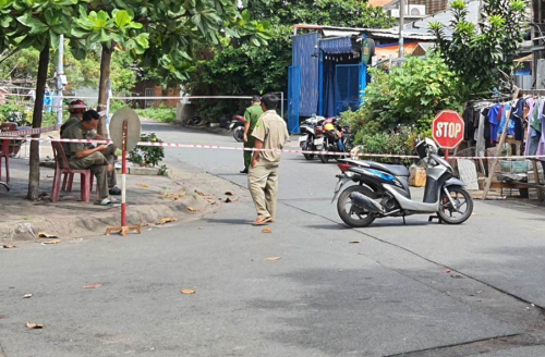 Thi thể người phụ nữ trong túi xách bỏ tại bãi đất trống ở TP.HCM