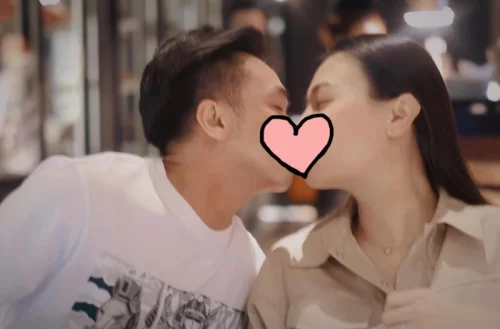 Mới đây, trên trang cá nhân Diệp Lâm Anh đăng ảnh gặp mặt Đàm Thu Trang. Cô hết lời khen ngợi người bạn thân: "Gặp nhau sau thời gian ở cữ của mẹ Đàm Thu Trang hợp đẻ quá nè, vẫn như 20 tuổi, ngày mình gặp nhau". Gây chú ý nhất có lẽ là khoảnh khắc Đàm Thu Trang và Cường Đô La trao nhau nụ hôn thắm thiết. Diệp Lâm Anh viết: "Bắt vội khoảnh khắc này nên hình hơi rung rinh". cdl2 cdl1 Được biết, Diệp Lâm Anh và Đàm Thu Trang là bạn thân hơn chục năm nay, chưa từng vắng mặt trong những sự kiện quan trọng của nhau. Cường Đô La cũng dành sự ủng hộ cho tình bạn của bà xã và Diệp Lâm Anh. Sau 2 năm hẹn hò, tháng 7/2019 đám cưới của Cường Đô La và Đàm Thu Trang được diễn ra với không gian tiệc cưới lộng lẫy, sang trọng. Sau khi kết hôn, Đàm Thu Trang từ bỏ mọi hoạt động showbiz để tập trung cho gia đình, cô nhận được nhiều khen lợi vì cách ứng xử khéo léo với nhà chồng và con riêng của chồng. Hơn 1 năm sau khi kết hôn, cặp đôi đón ái nữ đầu lòng tên Suchin chào đời. Đến tháng 3/2023, cựu người mẫu thông báo đã mang lần thứ 2. Đàm Thu Trang từng tâm sự về chuyện tình với Cường Đô La: "Qua trang cá nhân, mọi người cũng biết tôi đang hạnh phúc. Thật ra, chúng tôi không cố tình giữ bí mật hay chờ dịp nào để công khai. Tôi nghĩ những thứ thuộc về cảm xúc cứ để nó đến một cách tự nhiên. Lúc thích hợp, khán giả sẽ nhận ra chúng tôi đang trong mối quan hệ, bằng cách này hay cách khác. photo1622683190013-16226831905481789153275 Ngày đầu gặp anh ấy, tôi không bao giờ nghĩ có thể nói chuyện với một người xa lạ lâu như thế. Ban đầu, tôi cũng có những e ngại về anh, một người tôi biết đến qua những mối tình trên báo. Nhưng càng tiếp xúc nhiều, tôi nhận ra người đàn ông này hoàn toàn khác với những gì người ta nói. Sự thông minh, nhân hậu và chân thành của anh đã chinh phục tôi. Chúng tôi yêu nhau nghiêm túc nên không có gì phải giấu giếm. Nhưng vì đã không còn hoạt động showbiz, tôi hạn chế phát ngôn về chuyện riêng tư". "Tôi đang điều hành một công ty khoảng 100 nhân viên với rất nhiều công việc, có khi tôi làm đến 14h mới ăn sáng. Một lần, tôi nói anh ấy: "Em thấy có lỗi vì không có thời gian chăm sóc anh chu đáo". May mắn là Cường không cần một phụ nữ phải ở nhà nội trợ, nấu ăn cho chồng con. Anh ủng hộ mọi việc tôi làm bên ngoài. Điều anh quan tâm là tôi có đủ sức khỏe và không bỏ bữa".