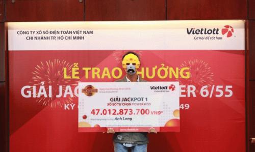Bỏ 10 nghìn đồng mua vé Vietlott, anh xe ôm nhà có 21 người con trúng giải độc đắc hơn 47 tỷ đồng