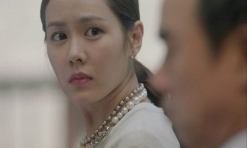 Bức tranh treo tường bất ngờ rơi lộ bí mật của bố chồng giàu có và chị dâu bán xôi